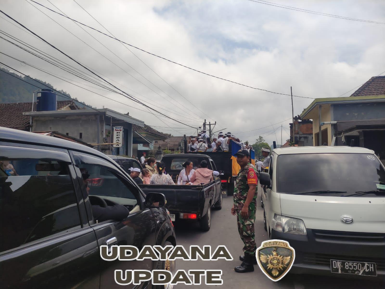 Ciptakan Rasa Aman, Babinsa Desa Buahan Turut Kawal Prosesi Ngiringang Ida Sesuhunan