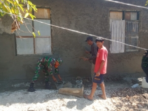Babinsa Blangmerang Bantu Warga Plester Dinding Rumah