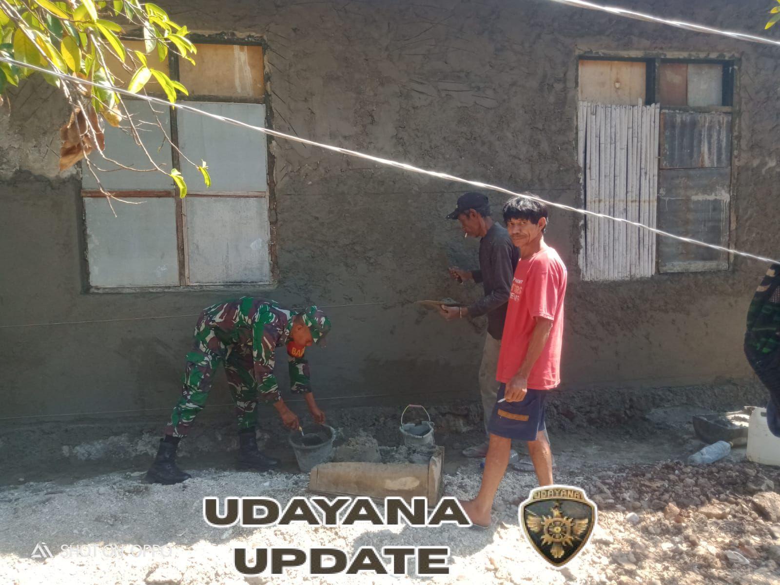 Babinsa Blangmerang Bantu Warga Plester Dinding Rumah
