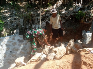 Babinsa Kafakbeka Bantu Warga Angkat Kikir dan Bangun Fondasi Rumah
