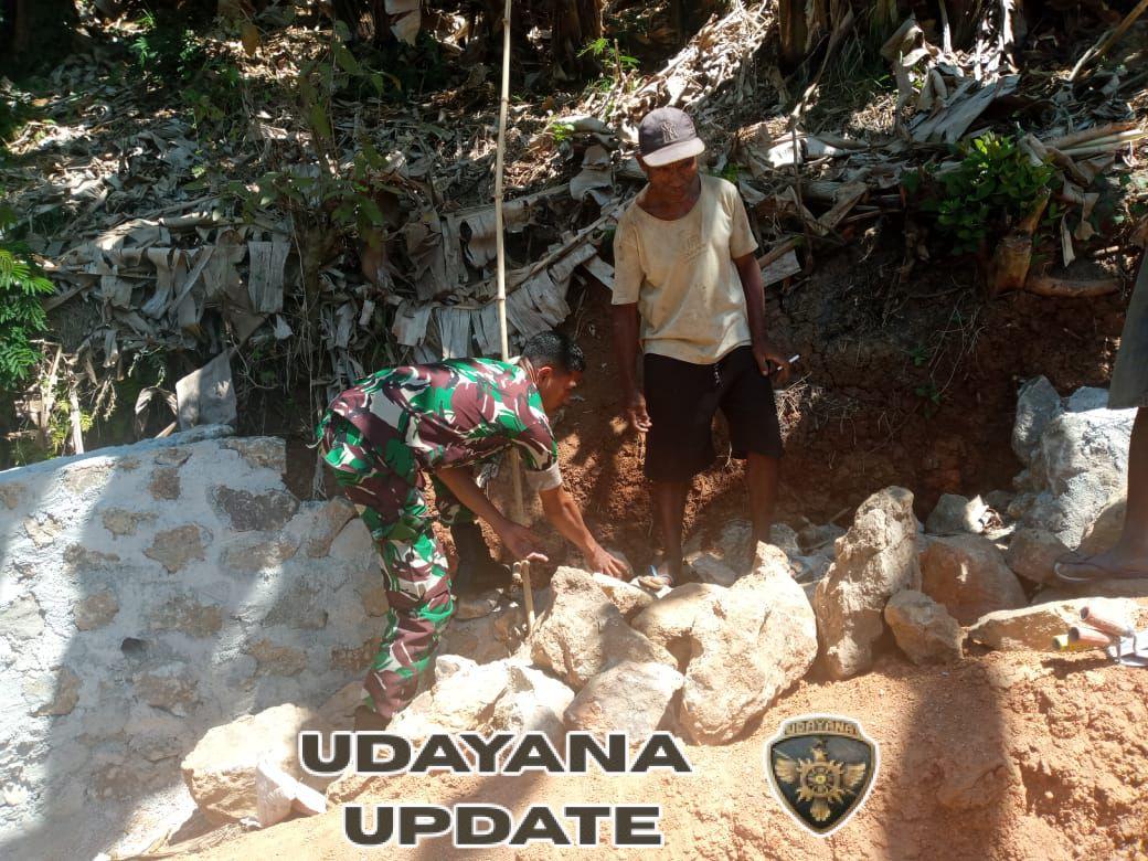 Babinsa Kafakbeka Bantu Warga Angkat Kikir dan Bangun Fondasi Rumah