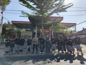 Babinsa Desa Kekeran Amankan Upacara Adat di Kantor Perbekel Baru