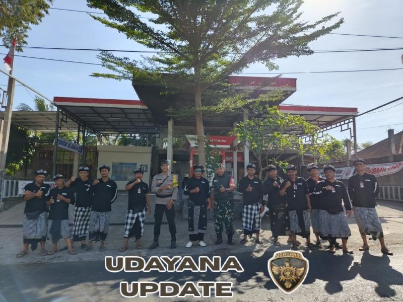 Babinsa Desa Kekeran Amankan Upacara Adat di Kantor Perbekel Baru