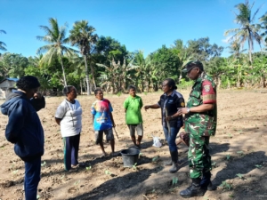Babinsa Koramil 1618-04/Bisel Dampingi Pelatihan KWT Bannae Buat Pestisida Nabati