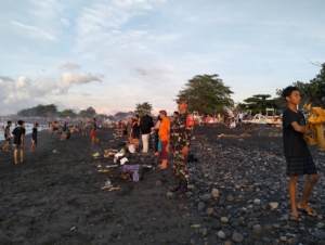 Tradisi Banyupinaruh Digelar Di Pantai Kusamba Dalam Pantuan Pengamanan Babinsa