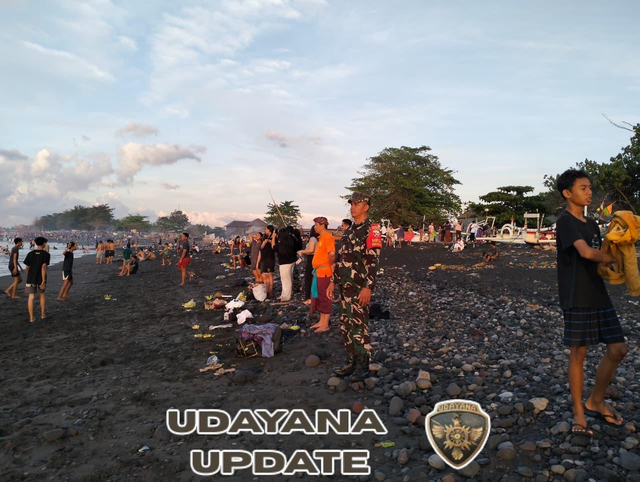 Tradisi Banyupinaruh Digelar Di Pantai Kusamba Dalam Pantuan Pengamanan Babinsa