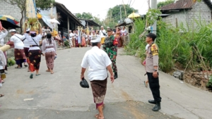 Dukung kelancaran upacara keagamaan, Babinsa 1623-01/Karangasem bersama Pecalang laksanakan pengamanan.