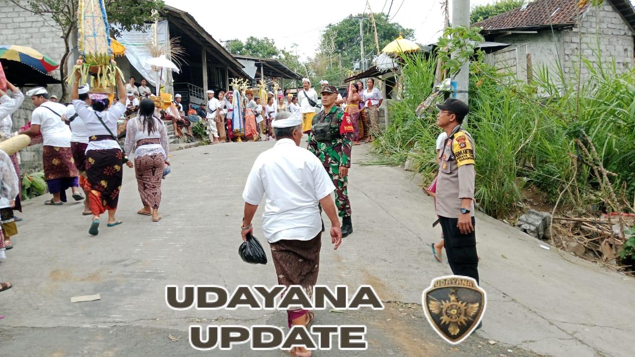 Dukung kelancaran upacara keagamaan, Babinsa 1623-01/Karangasem bersama Pecalang laksanakan pengamanan.