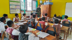 Babinsa Koramil 1627-01/Ba’a Dampingi Program Makanan Bergizi Gratis di Rote Ndao