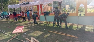 Anggota Koramil 1628-02/Sekongkang Ikut Gotong Royong Bersihkan Sampah dan Bongkar Tenda Pasca MTQ ke-XXI.