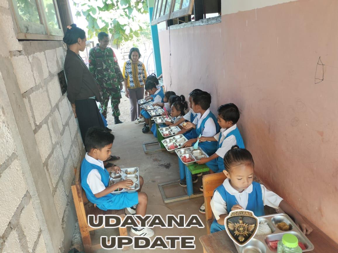 Babinsa Pantai Baru Dampingi Program Pemberian Makan Sehat Bergizi untuk Ribuan Siswa