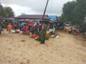Pasar Olafulihaa Ramai Transaksi, Babinsa Lakukan Komsos dan Monitoring