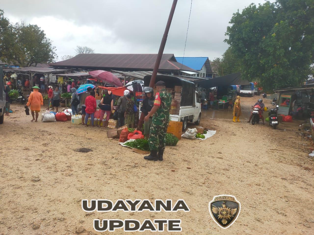 Pasar Olafulihaa Ramai Transaksi, Babinsa Lakukan Komsos dan Monitoring