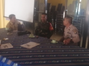 Babinsa Desa Poto Tano Laksanakan Komsos Bersama Warga