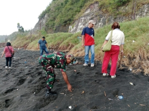 Sinergi TNI dan Pemerintah Daerah: Karya Bakti Pembersihan Pantai di Ende Utara