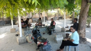 Melalui Komsos, Babinsa Serda Demsi Taek Motivasi Generasi Muda di Desa Mbali Lendeki