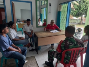 Babinsa Koramil 1602-01/Ende Edukasi Siswa Magang Lewat Komsos di Kelurahan