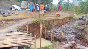 Babinsa Serka Heronimus Epa Wea Tinjau Progres Pekerjaan Irigasi Persawahan di Kelurahan Rega