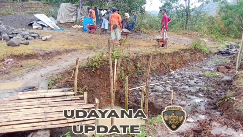 Babinsa Serka Heronimus Epa Wea Tinjau Progres Pekerjaan Irigasi Persawahan di Kelurahan Rega