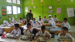 Babinsa Koramil 05/Waingapu Dampingi Program MBG di SD MIN Kamalaputi