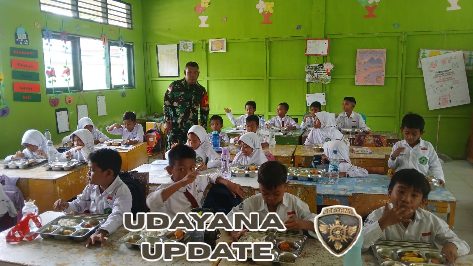 Babinsa Koramil 05/Waingapu Dampingi Program MBG di SD MIN Kamalaputi