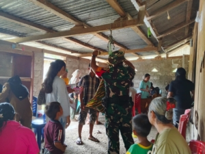 Babinsa Koramil 06/Karera Dampingi Kegiatan Posyandu Bayi Balita di Desa Ngonggi
