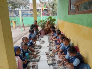 Ribuan Paket Makanan Bergizi Disalurkan di Desa Naru, Parangina, dan Simpasai oleh SPPG dan Babinsa