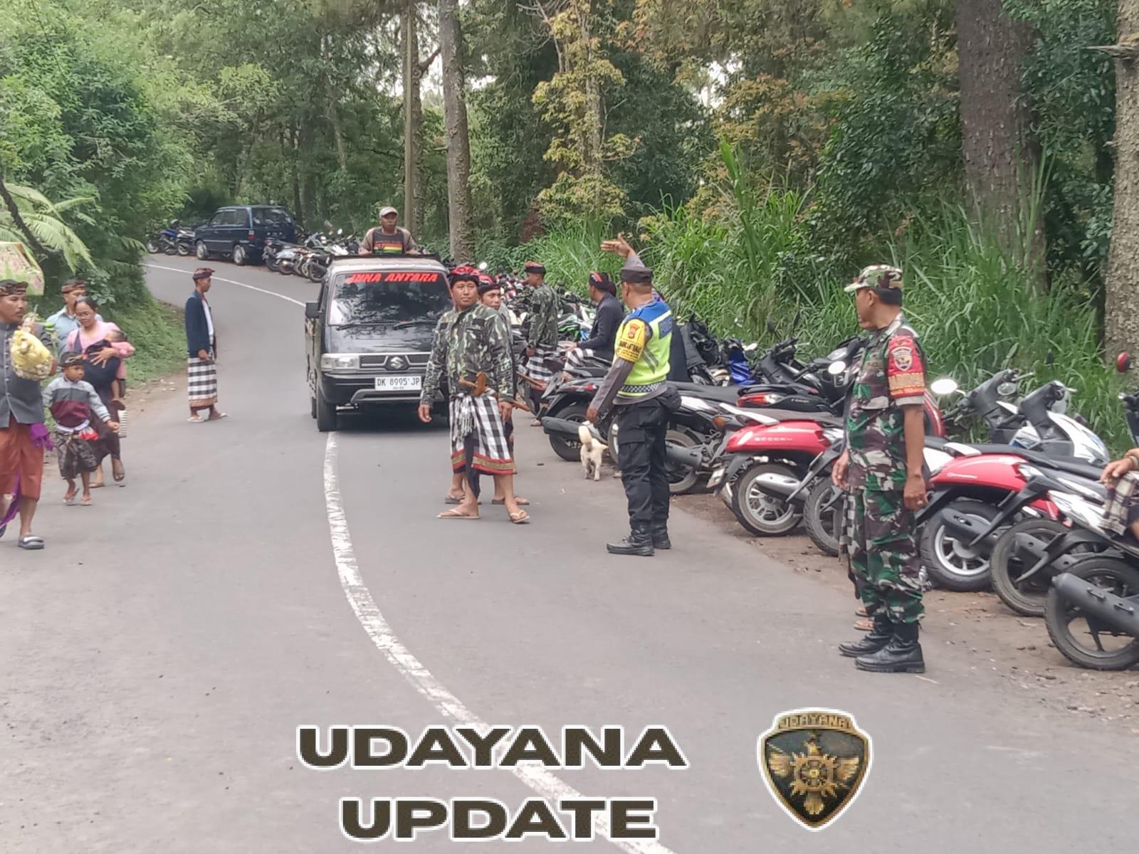Sinergi TNI-Polri dan Desa, Babinsa Sukawana Ikut Amankan Jalannya Piodalan di Pura Bunga