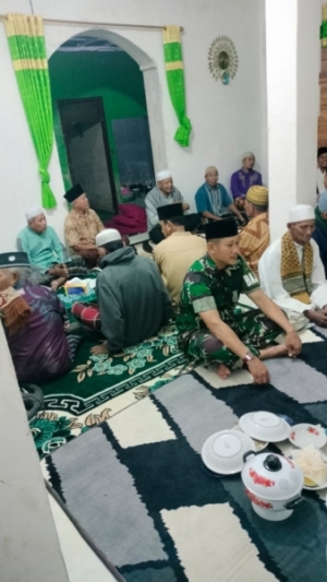 Sertu Lalu Edi kz Bersama Warga Ikuti Tahlilan Malam Kedua di Dusun Batu Belawang