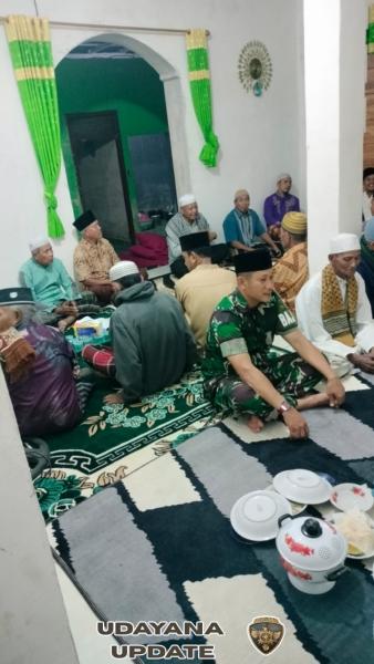 Sertu Lalu Edi kz Bersama Warga Ikuti Tahlilan Malam Kedua di Dusun Batu Belawang
