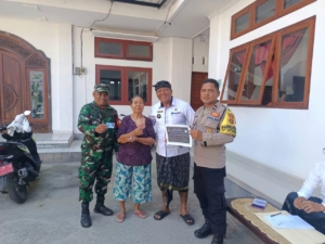 Serka Made Arta Berperan Aktif Dampingi  10 Warga Binaan Terima Penyaluran BLT DD