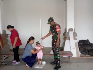 Sinergi Babinsa dan Kader Posyandu Dukung Pertumbuhan Balita Sehat di Desa Pejeng