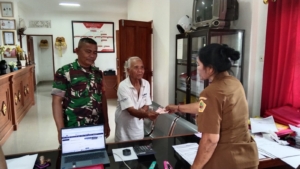 Babinsa Bersama Aparat Desa Pastikan Penyaluran BLT Lancar di Desa Petak Kaja