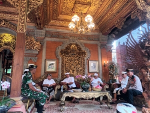 Wujud Empati, Danramil Ubud Dampingi Prosesi Adat Pelebon di Puri Saren Agung