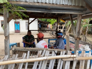 Sertu Hendi Wibowo Tingkatkan Sinergi TNI-Rakyat Melalui Komsos di Aesesa Selatan