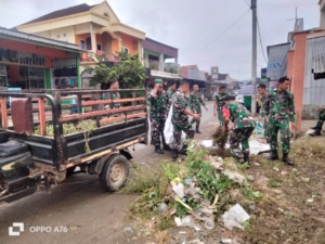 Anggota Koramil 1628-01/Taliwang Gelar Karya Bakti Pembersihan Perumahan Dinas