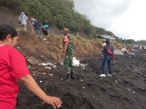 Wujudkan Kemanunggalan TNI-Rakyat, Babinsa Kodim 1602/Ende Turun Langsung Bersihkan Sampah