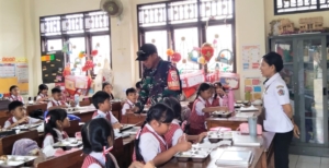 Wujudkan Generasi Emas,Babinsa Kawal  437 Siswa SDN 1 & 2 Panjer Terima Paket Gizi Lengkap