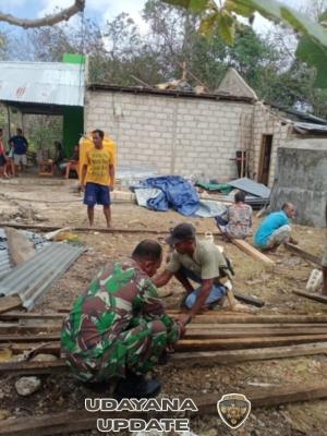 Sinergi Babinsa dan Pemerintah Daerah Bantu Pemulihan Rumah Warga di Desa Sotimori