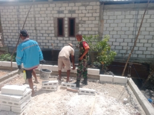 Kebersamaan TNI dan Rakyat: Serka Silvester Berek Gotong Royong Pasang Batako di Rote Ndao