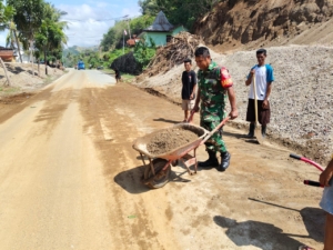 Serka Piter Kase Pimpin Karya Bakti Pembersihan Longsor di Kecamatan Ende