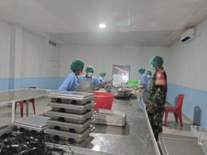 Yayasan Flobamora Nusantara Gelar Aksi Sosial Pemberian Makan Bergizi di Pantai Baru