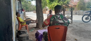 Pererat Silaturahmi, Babinsa Dampingi Warga Oebole dan Promosikan Beras Bulog SPHP