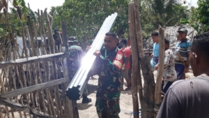 Babinsa dan Tim Karya Bakti Bantu Warga Perbaiki Rumah Terdampak Cuaca Buruk