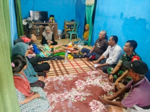 Babinsa Desa Moteng Jenguk Staf Desa yang Sakit