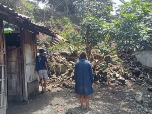Wujud Kepedulian, Babinsa Ende Turun Langsung ke Lokasi Longsor di Kecamatan Ende Timur