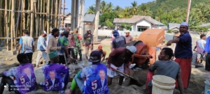 Babinsa Kodim 1602/Ende Gelar Komsos dan Pamwil Sambil Bantu Pengerjaan Masjid di Maubasa Barat