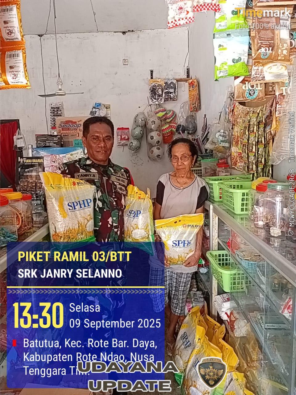 Dukung Gerakan Pangan Murah, Babinsa Koramil 1627-03/Batutua Antar Beras SPHP ke Rumah Warga