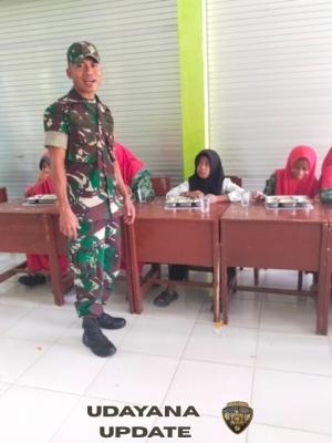 Anggota Kodim 1628/Sumbawa Barat Dampingi Program Makan Sehat Bergizi Yayasan Samawi Cahaya Ummat