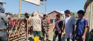 Babinsa Tekasire Gotong Royong Bangun Mushola